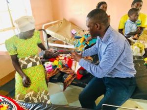 Daniel Okabe visiting hospital - faithradiouganda.org